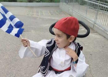 O Παναγιώτης Ραφαήλ ντυμένος τσολιαδάκι μας εύχεται για την 25η Μαρτίου