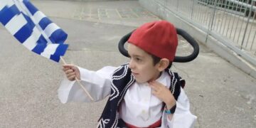 Alldaynews.gr O Παναγιώτης Ραφαήλ ντυμένος τσολιαδάκι μας εύχεται για την 25η Μαρτίου