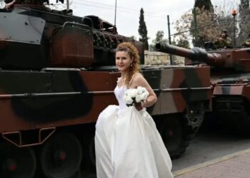 25η Μαρτίου: Νύφη με ανθοδέσμη στο χέρι πόζαρε μπροστά από τα άρματα πριν την παρέλαση