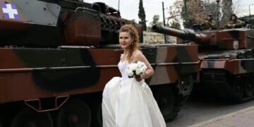 Alldaynews.gr 25η Μαρτίου: Νύφη με ανθοδέσμη στο χέρι πόζαρε μπροστά από τα άρματα πριν την παρέλαση