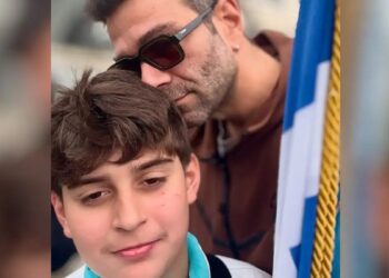 Τάσος Ιορδανίδης: Στιγμές υπερηφάνειας για τον ηθοποιό – Φωτογράφισε τον σημαιοφόρο γιο του στην παρέλαση της 25ης Μαρτίου