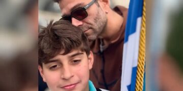 Τάσος Ιορδανίδης: Στιγμές υπερηφάνειας για τον ηθοποιό – Φωτογράφισε τον σημαιοφόρο γιο του στην παρέλαση της 25ης Μαρτίου