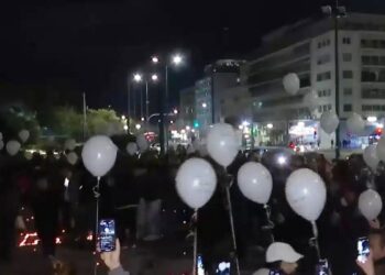 Τέμπη: 57 μπαλόνια στον ουρανό της Αθήνας ακριβώς στις 23:18 – Συμπληρώθηκαν 2 χρόνια από τη μοιραία σύγκρουση