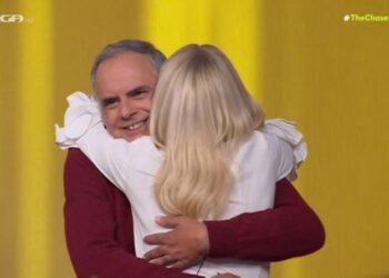 Alldaynews.gr Τρομερός παίκτης στο The Chase νίκησε ολομόναχος την «Γυναίκα με τα μαύρα» και έκανε την Μπεκατώρου να κλάψει (video)