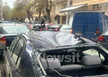 Έπεσε από μπαλκόνι και κατέληξε σε παρκαρισμένο αυτοκίνητο – Σε κρίσιμη κατάσταση η γυναίκα