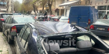 Έπεσε από μπαλκόνι και κατέληξε σε παρκαρισμένο αυτοκίνητο – Σε κρίσιμη κατάσταση η γυναίκα