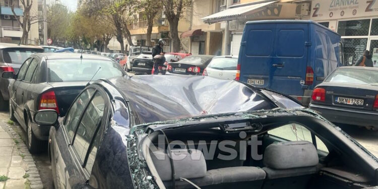 Έπεσε από μπαλκόνι και κατέληξε σε παρκαρισμένο αυτοκίνητο – Σε κρίσιμη κατάσταση η γυναίκα