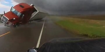 Alldaynews.gr 33 νεκροί, δεκάδες τραυματίες και τεράστιες υλικές ζημιές μετά τους ανεμοστρόβιλους στις ΗΠΑ (φωτο, video)