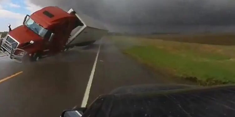 Alldaynews.gr 33 νεκροί, δεκάδες τραυματίες και τεράστιες υλικές ζημιές μετά τους ανεμοστρόβιλους στις ΗΠΑ (φωτο, video)