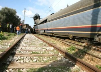 Νέο σοβαρό περιστατικό: Τρένο παρέσυρε αυτοκίνητο που ήταν παρκαρισμένο πάνω στις γραμμές – Σε κατάσταση σοκ μηχανοδηγός και επιβάτες