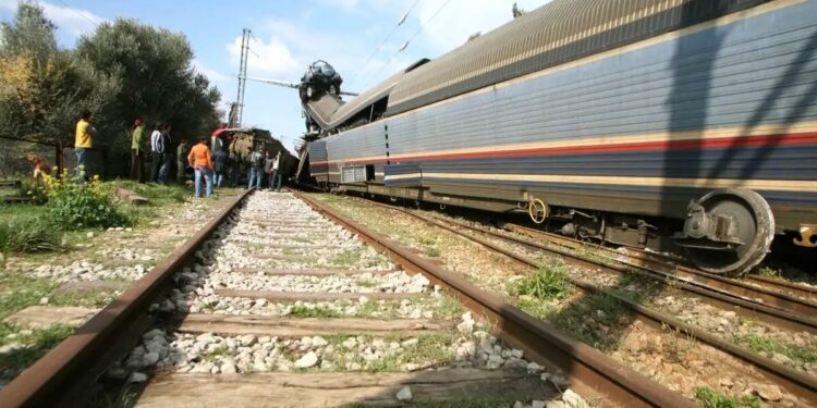 Alldaynews.gr Νέο σοβαρό περιστατικό: Τρένο παρέσυρε αυτοκίνητο που ήταν παρκαρισμένο πάνω στις γραμμές – Σε κατάσταση σοκ μηχανοδηγός και επιβάτες