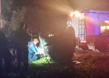 Τραγωδία τα ξημερώματα: Νεκροί 3 φοιτητές σε τροχαίο – Το αυτοκίνητο «καρφώθηκε» σε δέντρο και ντελαπάρισε