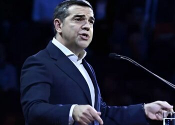 Τσίπρας κατά Μητσοτάκη: «Με την παραμονή της κυβέρνησης διακυβεύεται η εθνική ακεραιότητα»