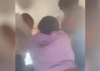 Alldaynews.gr Μητέρα με τα 2 ανήλικα παιδιά της έδειραν άγρια 14χρονο επειδή έκανε bullying στον γιο της (video)