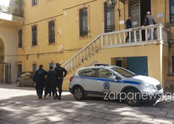 Alldaynews.gr 46χρονος μπούκαρε στο Αστυνομικό Τμήμα με ψαροντούφεκο και τσεκούρι – Κατηγορεί τον σύντροφο της πρώην του για βιασμό