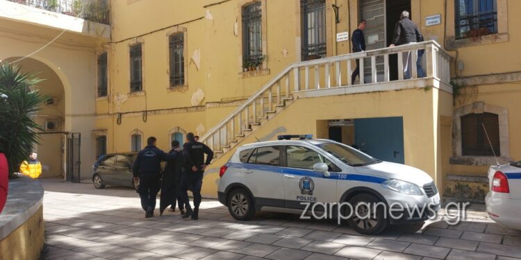 46χρονος μπούκαρε στο Αστυνομικό Τμήμα με ψαροντούφεκο και τσεκούρι – Κατηγορεί τον σύντροφο της πρώην του για βιασμό