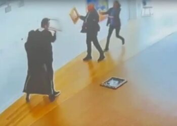 Alldaynews.gr Χαμός με το βίντεο του βουλευτή της Νίκης που τα κάνει γυαλιά-καρφιά μέσα στην Εθνική Πινακοθήκη