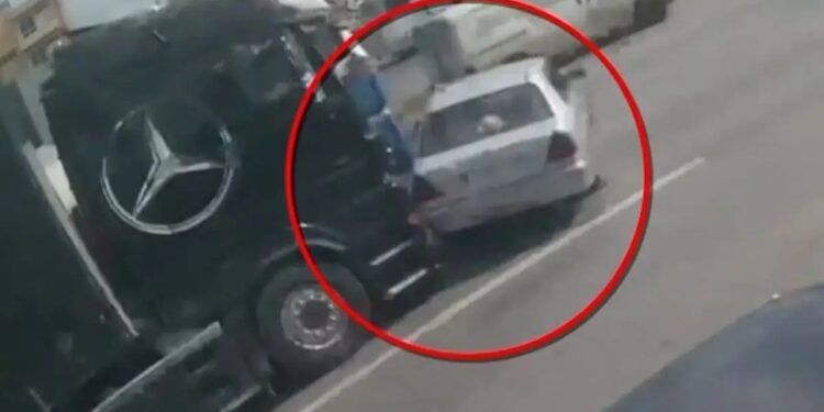 Alldaynews.gr Βίντεο από την τρομακτική καραμπόλα με τις 2 νταλίκες, το βυτιοφόρο και τα 3 αυτοκίνητα στο Χαϊδάρι