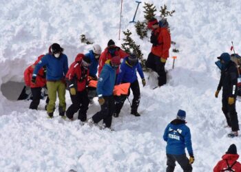 Τουρίστας έμεινε 7 ώρες κάτω από το χιόνι μετά από χιονοστιβάδα – Για «θαύμα» μιλούν οι διασώστες
