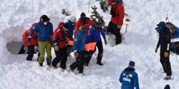Alldaynews.gr Τουρίστας έμεινε 7 ώρες κάτω από το χιόνι μετά από χιονοστιβάδα – Για «θαύμα» μιλούν οι διασώστες