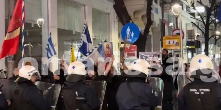 Με ράσα, χριστιανικές εικόνες και σημαίες, ένθερμοι χριστιανοί συγκεντρώθηκαν στο θέατρο που παίζει ο Ζαραλίκος