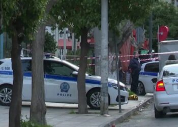 Τραγωδία: Ζευγάρι βρέθηκε νεκρό στο δρόμο – Φέρεται να έπεσε από μπαλκόνι