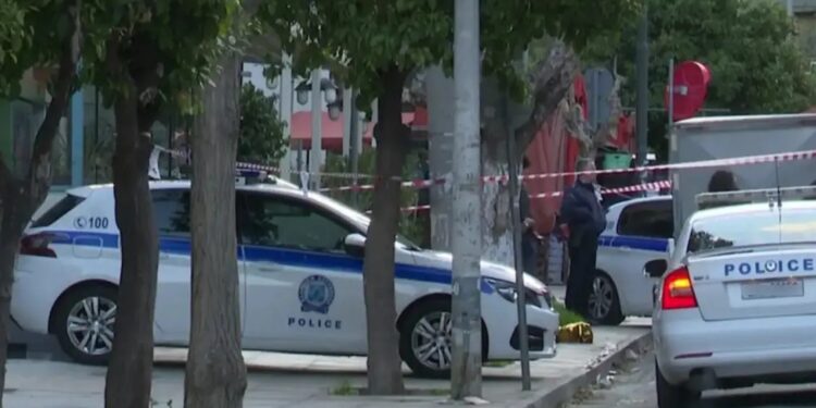 Τραγωδία: Ζευγάρι βρέθηκε νεκρό στο δρόμο – Φέρεται να έπεσε από μπαλκόνι