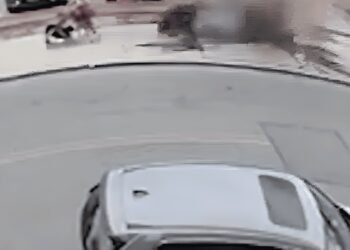 Φρεάτιο εκρήγνυται δίπλα σε γυναίκα με παιδιά – Δείτε το βίντεο