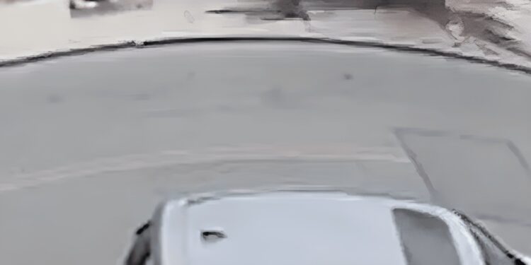 Alldaynews.gr Φρεάτιο εκρήγνυται δίπλα σε γυναίκα με παιδιά – Δείτε το βίντεο