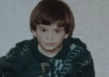 Δεν τον αναγνώρισε κανένας: Το γλυκό αγopάκι που ποζάρει στη φωτογραφία, σήμερα είναι ο πιο όμορφος Έλληνας ηθοποιός, τον βλέπουν και λιώνουν οι γυναίκες