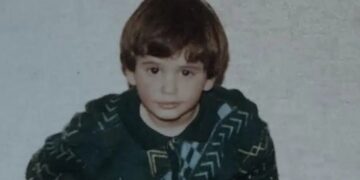 Δεν τον αναγνώρισε κανένας: Το γλυκό αγopάκι που ποζάρει στη φωτογραφία, σήμερα είναι ο πιο όμορφος Έλληνας ηθοποιός, τον βλέπουν και λιώνουν οι γυναίκες