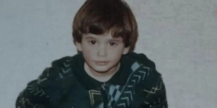 Δεν τον αναγνώρισε κανένας: Το γλυκό αγopάκι που ποζάρει στη φωτογραφία, σήμερα είναι ο πιο όμορφος Έλληνας ηθοποιός, τον βλέπουν και λιώνουν οι γυναίκες