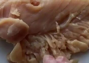 Αγόρασα στήθος κοτόπουλο και το έπλυνα πριν το μαγειρέψω, αλλά ξαφνικά παρατήρησα κάτι παράξενο