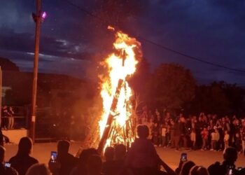 Μεγάλη Πέμπτη – Θείο Δράμα: Αναβίωσε η μεγάλη φωτιά στην Αγία Θεοδώρα