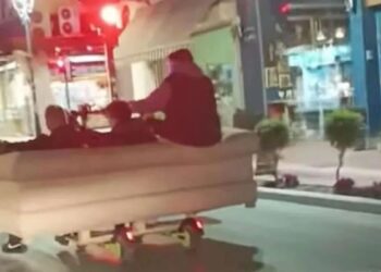 Χαμός σε ελληνική πόλη: Νεαροί έβαλαν καναπέ πάνω σε πατίνια και έκοβαν βόλτες στο κέντρο της πόλης