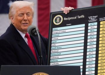 Σοκ και δέος από τις ανακοινώσεις Τραμπ για τους δασμούς: «Μας λεηλατούσαν για 50 χρόνια»