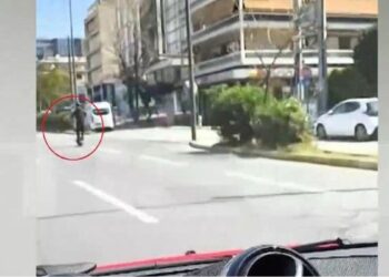 Απίστευτο: Ηλεκτρικό πατίνι «σπάει» τα 100 χλμ./ώρα στη Συγγρού – Προσπερνάει τα αυτοκίνητα με ιλιγγιώδη ταχύτητα
