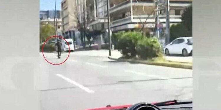 Απίστευτο: Ηλεκτρικό πατίνι «σπάει» τα 100 χλμ./ώρα στη Συγγρού – Προσπερνάει τα αυτοκίνητα με ιλιγγιώδη ταχύτητα