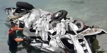 Νεκρή 27χρονη σε τροχαίο στη Φωκίδα – Το ΙΧ έπεσε σε γκρεμό, την απεγκλώβισαν πυροσβέστες με βάρκες