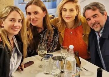 Νικόλαος Ντε Γκρες και Χρυσή Βαρδινογιάννη σε νέα κοινή φωτογραφία με φίλους – Πού βρέθηκαν