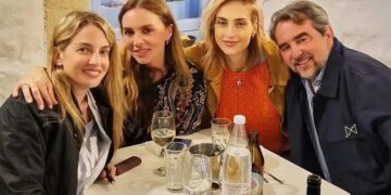 Νικόλαος Ντε Γκρες και Χρυσή Βαρδινογιάννη σε νέα κοινή φωτογραφία με φίλους – Πού βρέθηκαν