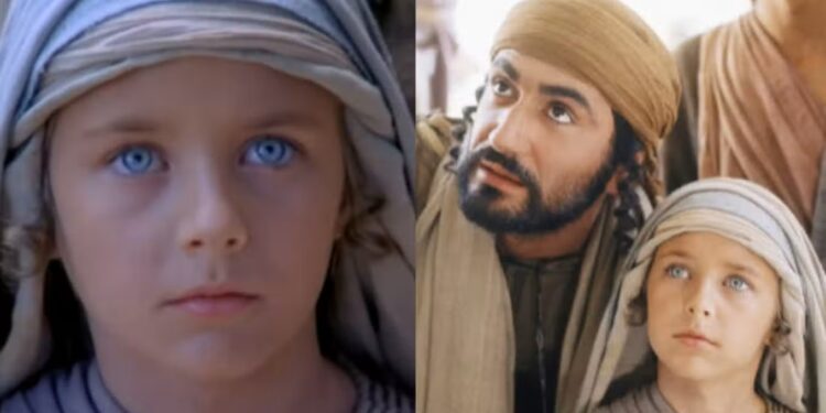 Alldaynews.gr Τότε 10 χρονών παιδάκι, τώρα 57άρης αλλά με τα ίδια καταγάλανα μάτια: Έτσι είναι σήμερα ο μικρός Ιησούς από τη Ναζαρέτ