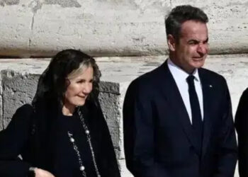 Κηδεία Πάπα Φραγκίσκου: Ο Κυριάκος Μητσοτάκης με τη σύζυγό του Μαρέβα στην πλατεία του Αγίου Πέτρου