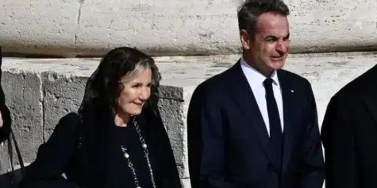 Κηδεία Πάπα Φραγκίσκου: Ο Κυριάκος Μητσοτάκης με τη σύζυγό του Μαρέβα στην πλατεία του Αγίου Πέτρου