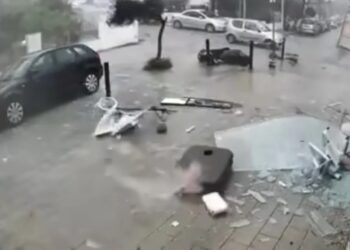 Ρόδος: Τρομακτικό βίντεο την ώρα που ανεμοστρόβιλος καταστρέφει επιχειρήσεις στο κέντρο της πόλης