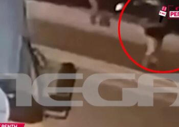 Η στιγμή που άνδρας παίρνει αγκαλιά την αιμόφυρτη 12χρονη για να τη μεταφέρει στο νοσοκομείο