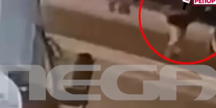 Alldaynews.gr Η στιγμή που άνδρας παίρνει αγκαλιά την αιμόφυρτη 12χρονη για να τη μεταφέρει στο νοσοκομείο
