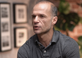 Άγγελος Μπασινάς για το διαζύγιό του: «Στην αρχή ήταν ανυπόφορο, με ενοχλεί που μπαίνω σπίτι και δεν βλέπω τα παιδιά»