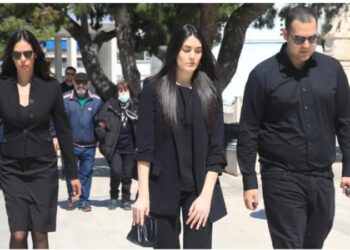 Χρίστος & Μάιρα Κούγια: Αγκαλιά με τη μητέρα τους, Εύη Βατίδου, στο μνημόσυνο του Αλέξη Κούγια