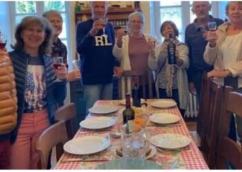 Για να αποφύγουν να «καταλήξουν σε γηροκομείο», 14 ηλικιωμένοι αγόρασαν ένα μεγάλο σπίτι όπου ζουν όλοι μαζί